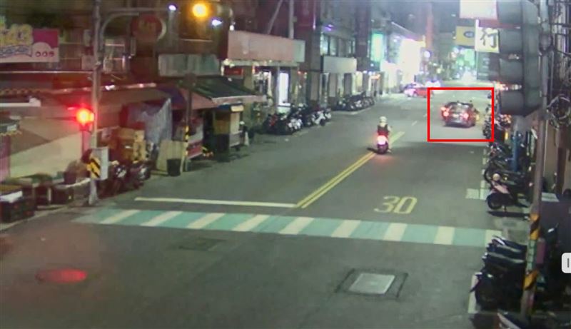 易女與陳男痛毆蕭男。（圖／翻攝畫面）