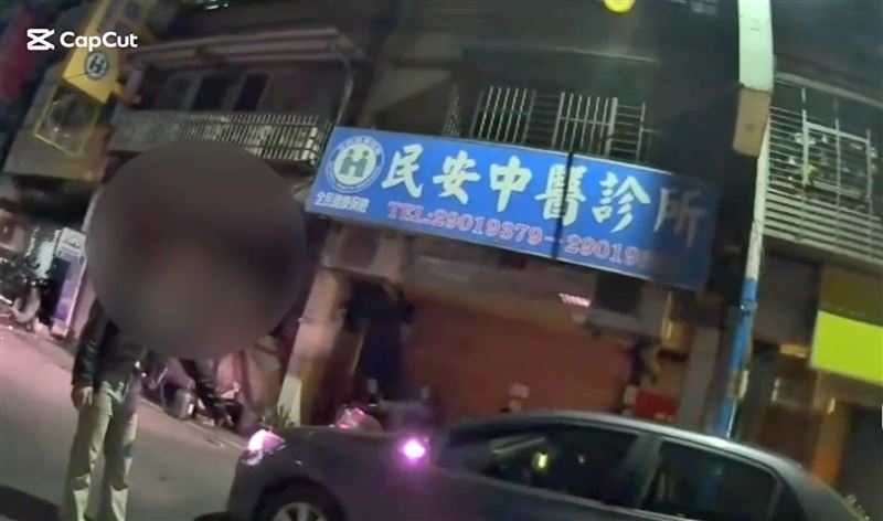 蕭男向警方說明事發經過。（圖／翻攝畫面）