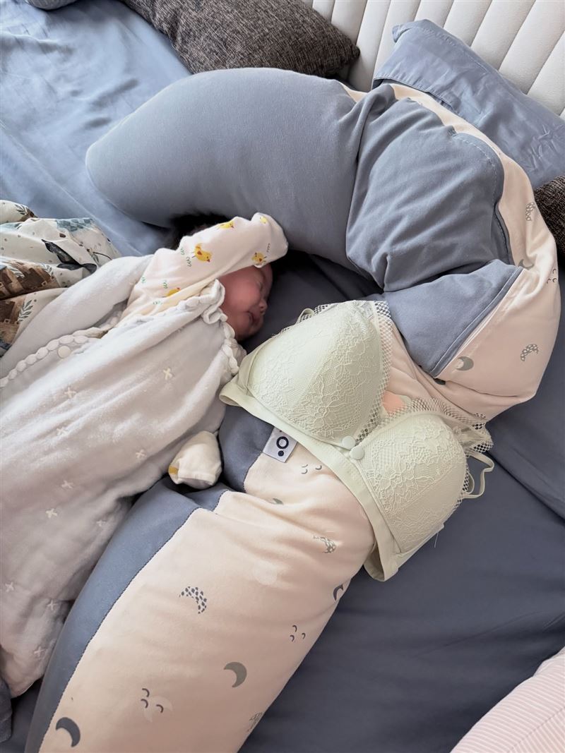 玉兔用胸罩哄睡小孩。（圖／翻攝自臉書）