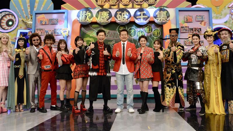 舒子晨(左起)、Albee、陳為民、潘若迪、巫苡萱、籃籃、曾國城、徐乃麟、張文綺、徐凱希、馬力歐、林逸欣、張棋惠、陳隨意。（圖／華視提供）