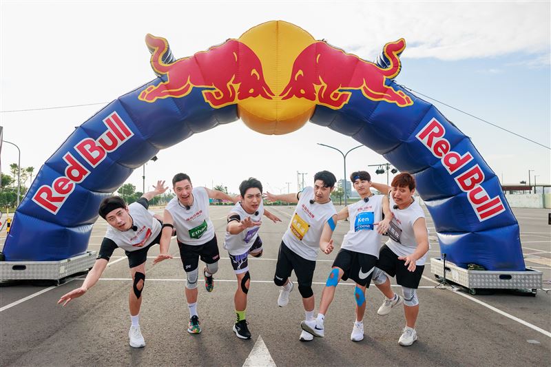 左起張瑞夫、Ethan、許明杰、鹿希派、Ken、包庭政。（圖／好看娛樂提供）