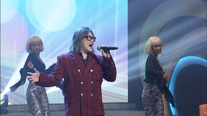 施文彬登節目高歌。(圖／中視提供)