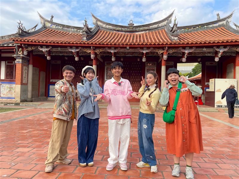 左起馬國弼、籃籃、阿翔、楊繡惠、宮美樂。（圖／民視提供）