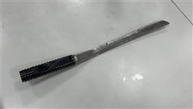 林男行兇用的掃刀。（圖／翻攝畫面）