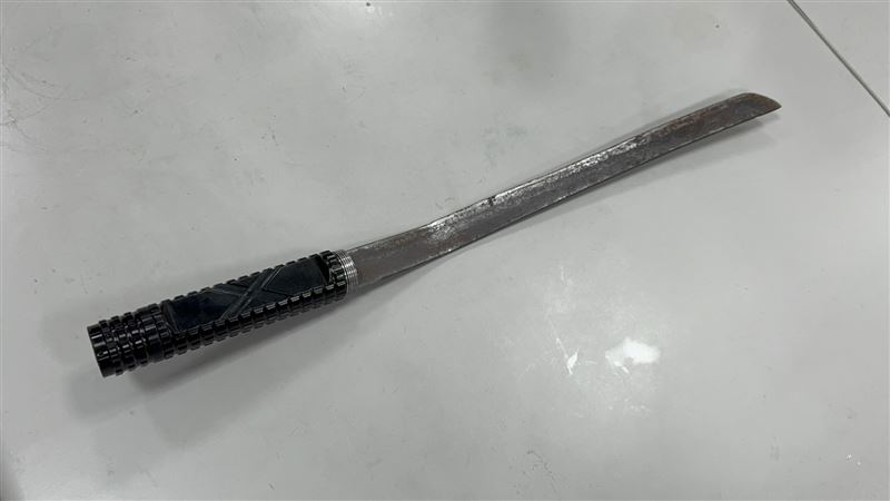 借錢搭車口氣差爆衝突！莽男拿掃刀砍友人