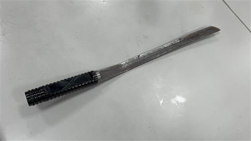 借錢搭車口氣差爆衝突！莽男拿掃刀砍友人