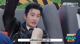 黃曉明在節目上透露過去粉碎性骨折的傷勢。（圖／翻攝自微博）