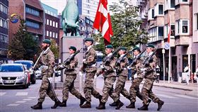 丹麥宣布增加在格陵蘭的軍事部署，稱人員與裝備的增加有其必要。（圖／翻攝自X平台 @Megatron_ron）