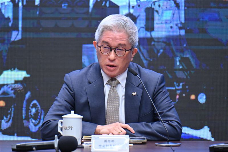 國防部次長徐斯儉說明1.25兆元國防特別預算。（圖／行政院提供）