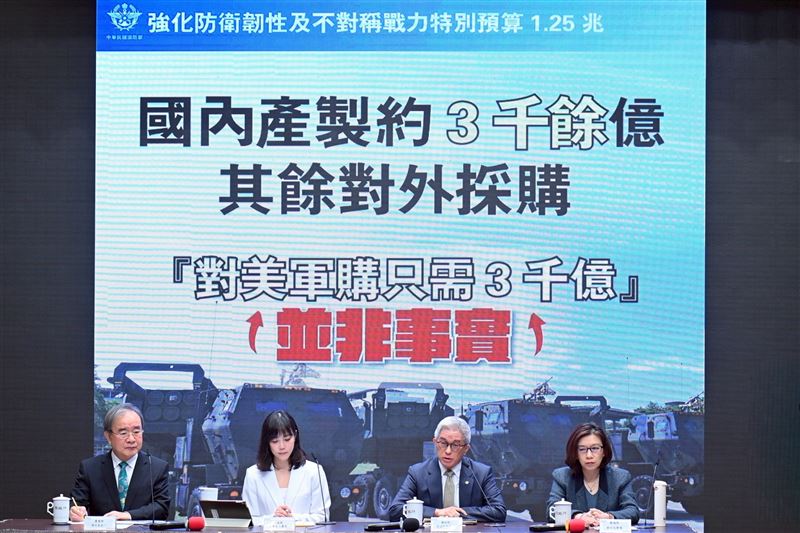 國防部次長徐斯儉（右二）說明1.25兆元國防特別預算。（圖／行政院提供）