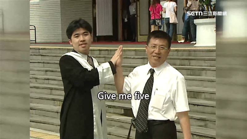 蔡易餘（左）年輕時的照片曝光