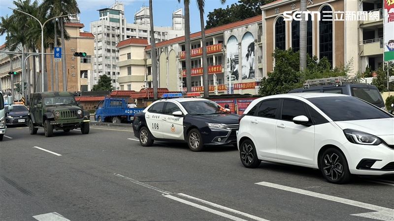 現場分別為2輛軍車及2輛轎車，都無酒駕情事。（圖／翻攝畫面）