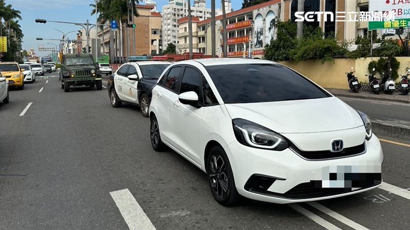 屏東縣屏東市民生東路與瑞光路一段，今天（15日）上午發生多車擦撞事故。（圖／翻攝畫面）