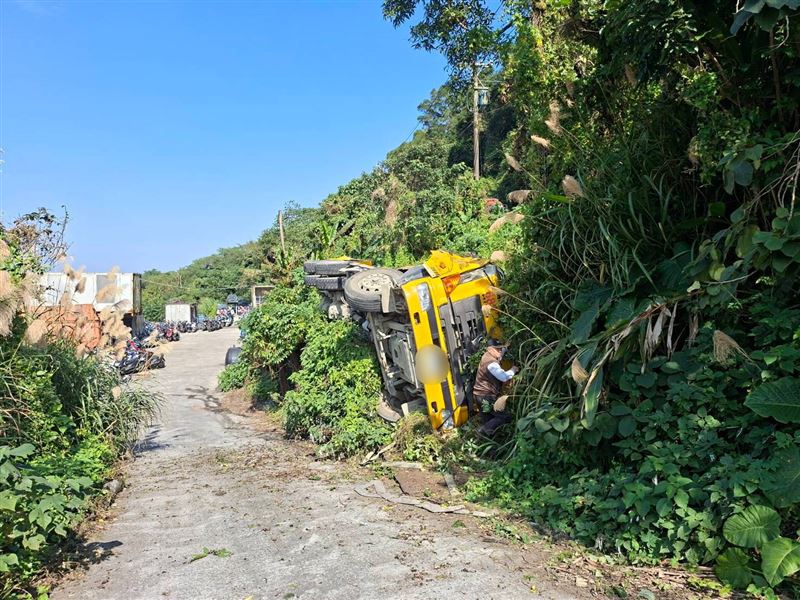 新北市八里區預拌混泥土車翻覆，32歲司機脫困後送醫。（圖／翻攝畫面）