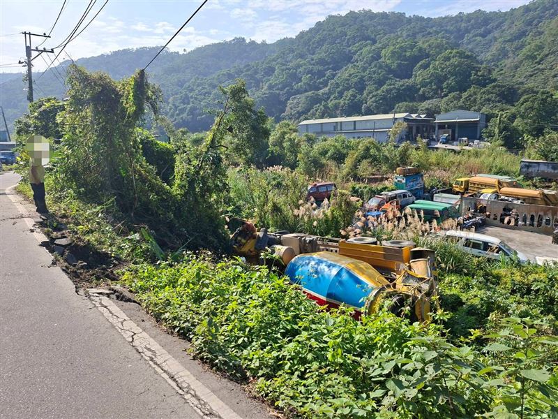 新北市八里區預拌混泥土車翻覆，32歲司機脫困後送醫。（圖／翻攝畫面）