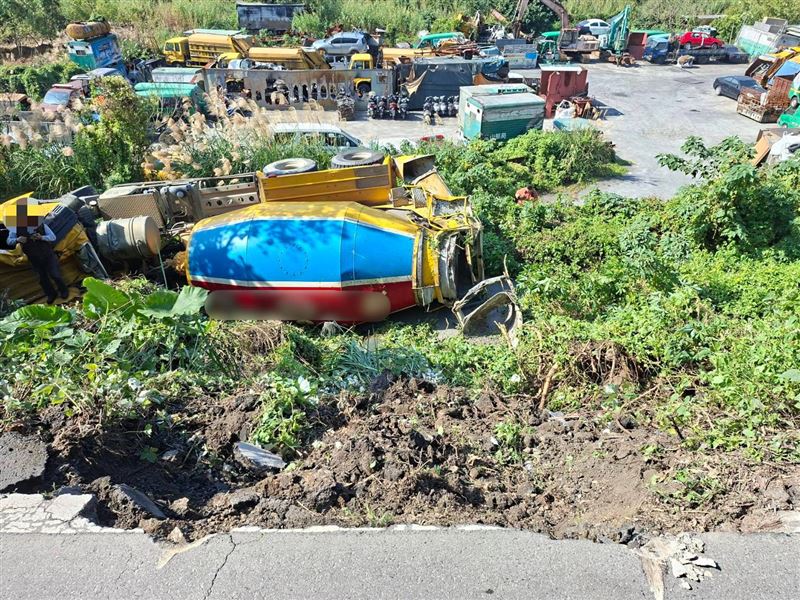 新北八里車禍！混泥土車墜邊坡、司機受困