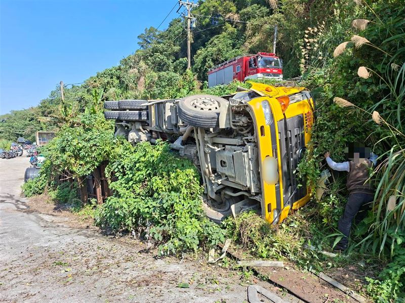 新北市八里區預拌混泥土車翻覆，32歲司機脫困後送醫。（圖／翻攝畫面）