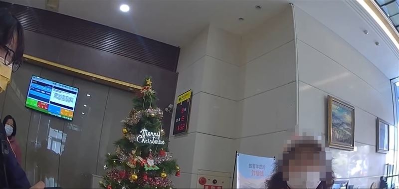 74歲婦人疑遭詐騙到銀行臨櫃領款，聽員警分享有人被騙1000萬，瞬間驚醒放棄領錢。(圖／翻攝畫面)