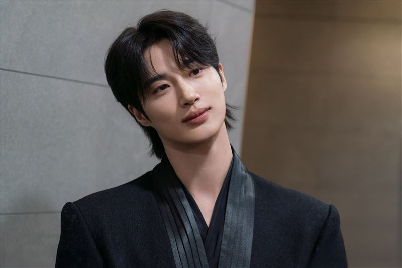 邊佑錫近期遭到網路上大規模的惡意攻擊。（圖／翻攝自X平台 @VARO_ent）