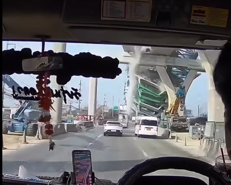 網友行車紀錄器拍到起重機掉落瞬間。（圖／翻攝畫面）