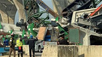 泰誇張！公路又發生起重機掉落　砸車2死