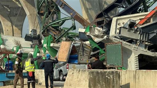 泰誇張！公路又發生起重機掉落　砸車2死