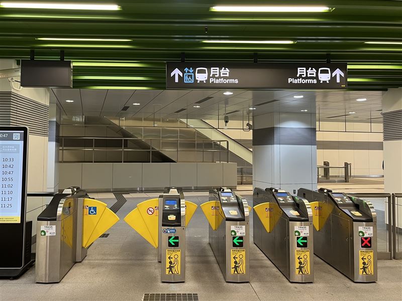 秀朗橋站的電扶梯下方有個「神秘區域」。（圖／翻攝自新北捷運局臉書）