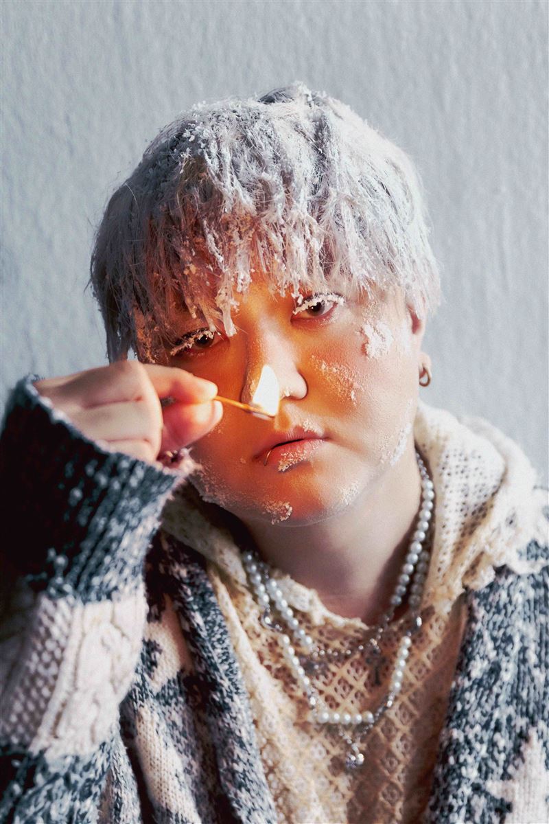 葵剛在悶熱天氣裡裹上5層衣服拍攝，全身爆汗。（圖／華納音樂提供）