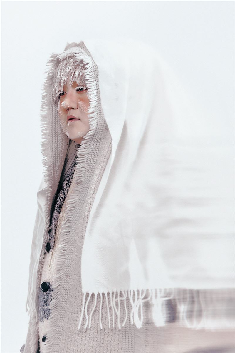 葵剛「急凍妝」讓他眼睛張不開。（圖／華納音樂提供）