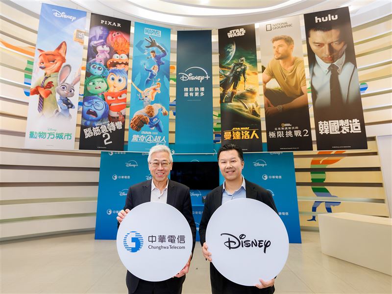 中華電信個人家庭分公司總經理胡學海(左)與華特迪士尼公司台灣及香港副總裁暨董事總經理陳永樂(右)，連袂出席台北南區服務中心主題店。（圖／中華電信提供）