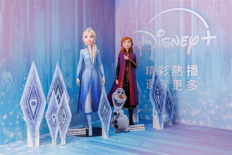 中華電信於台北南區服務中心打造迪士尼主題門市，店內設有包括《冰雪奇緣》艾莎與安娜大型公仔的沉浸式拍照體驗區。（圖／中華電信提供）