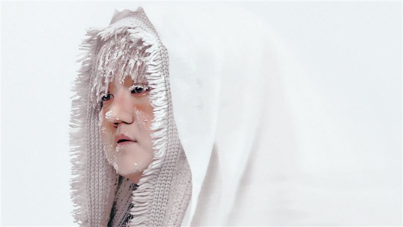 TRASH葵剛急凍雪地點火柴　睫毛全是白雪