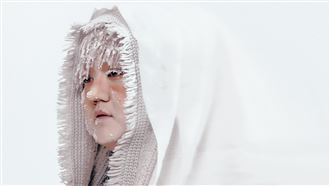 TRASH葵剛急凍雪地點火柴　睫毛全是白雪