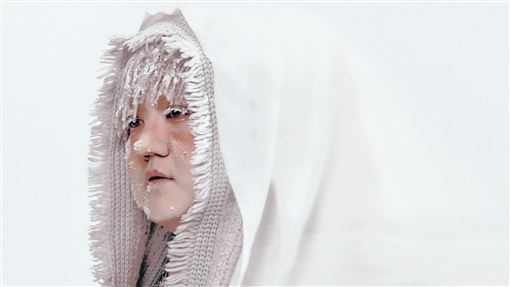 TRASH葵剛急凍雪地點火柴　睫毛全是白雪