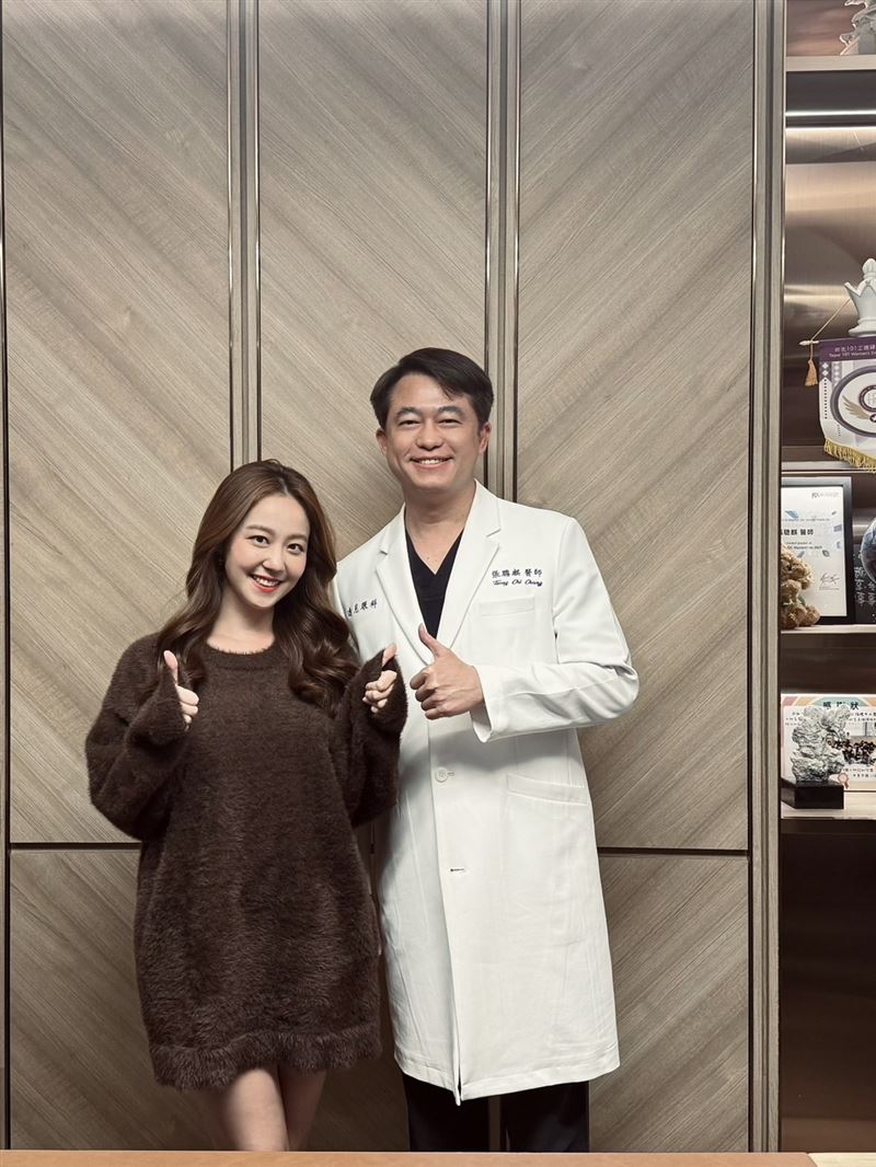 三立新聞台主播張珈瑄進行雷射手術，右為遠見眼科院長張聰麒（圖／眼科院長-張聰麒／遠見眼科提供）