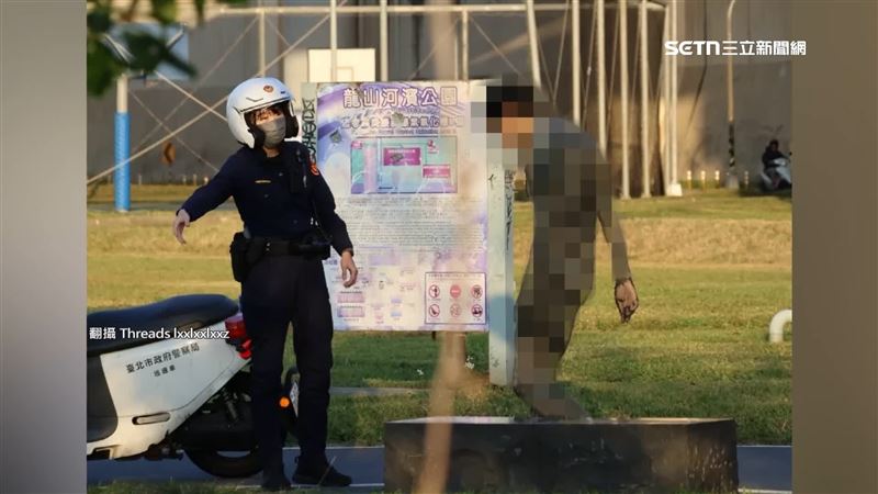 男泳渡淡水河4公里　躺沙洲翻滾玩泥巴