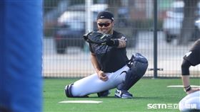 2026世界棒球經典賽台灣隊集訓，捕手林家正接捕練習。（圖／記者劉彥池攝影）