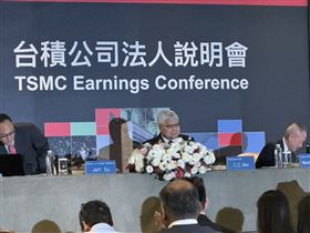 台積電2025年大賺66.25元EPS，4Q25毛利率衝上62.3%新高！為鞏固2奈米領先優勢，宣布2026年資本支出加碼至最高560億美元。1Q26展望強勁，毛利率上看65%，並預告明年股利至少23元，展現超級旺季實力。（圖／記者廖珪如攝影）