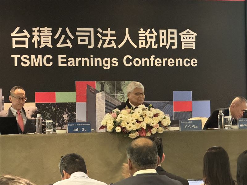 台積電2025年大賺66.25元EPS,4Q25毛利率衝上62.3%新高!為鞏固2奈米領先優勢,宣布2026年資本支出加碼至最高560億美元。1Q26展望強勁,毛利率上看65%,並預告明年股利至少23元,展現超級旺季實力。(圖/記者廖珪如攝影)