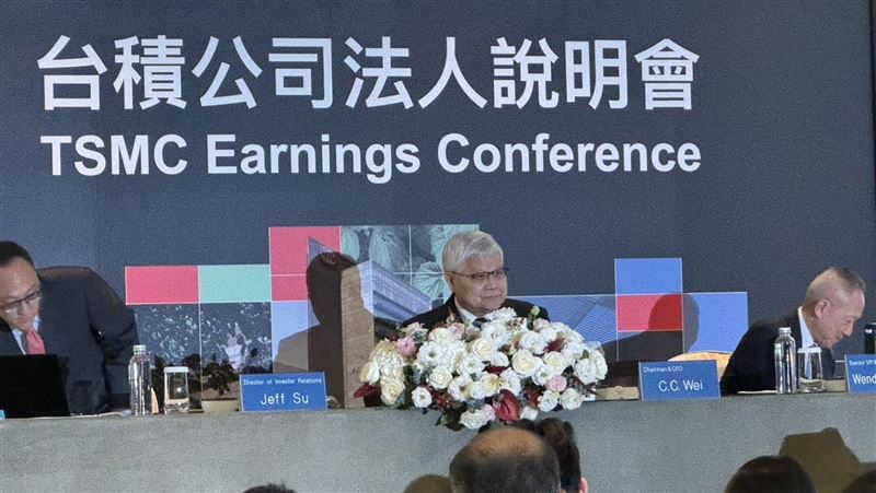 台積電2025年大賺66.25元EPS,4Q25毛利率衝上62.3%新高!為鞏固2奈米領先優勢,宣布2026年資本支出加碼至最高560億美元。1Q26展望強勁,毛利率上看65%,並預告明年股利至少23元,展現超級旺季實力。(圖/記者廖珪如攝影)