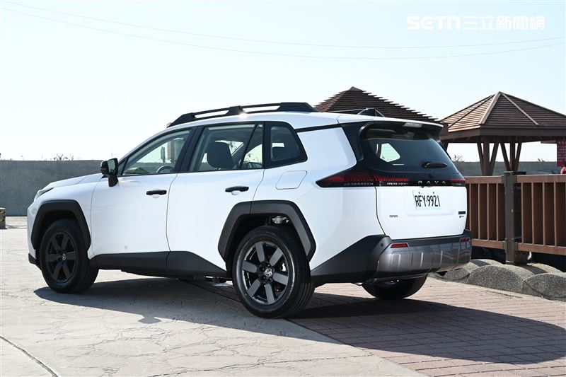 配備越野風格輪拱護板、下門檻飾板和後保險槓，均採用黑色防刮材質。（圖／記者鍾釗榛攝影）