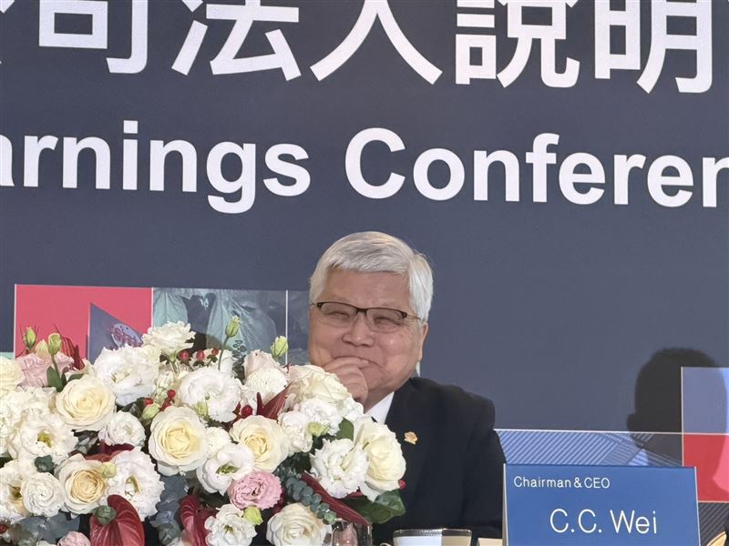 魏哲家看好AI成長在日常生活中真實存在，不懼泡沫疑慮。台積電2025年EPS衝上66.25元新高，並宣佈2026年資本支出加碼至最高560億美元全力發展2奈米。首季毛利率看好挑战65%，明年股利至少23元，續寫超級旺季。（圖／記者廖珪如攝影）