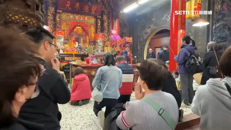 獨／改運？參拜白沙屯媽遇男塞「銀色紙」