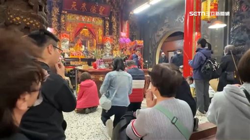 獨／改運？參拜白沙屯媽遇男塞「銀色紙」