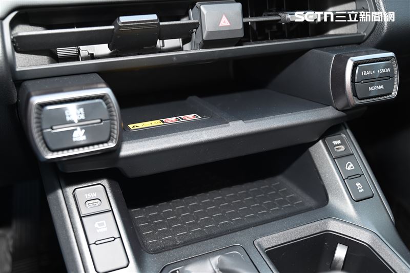 中控台的無線充電座大到可以同時放兩支手機，下方置物空間也能再放兩支，或是一個平板。（圖／記者鍾釗榛攝影）