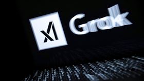 社群平台X宣布，將限制旗下Grok編輯真人照片生成裸露內容。（圖／美聯社／達志影像）
