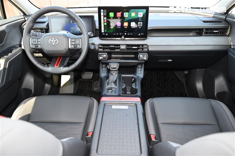 懸浮式音響主機搭配 12.3吋全彩數位儀錶。（圖／記者鍾釗榛攝影）