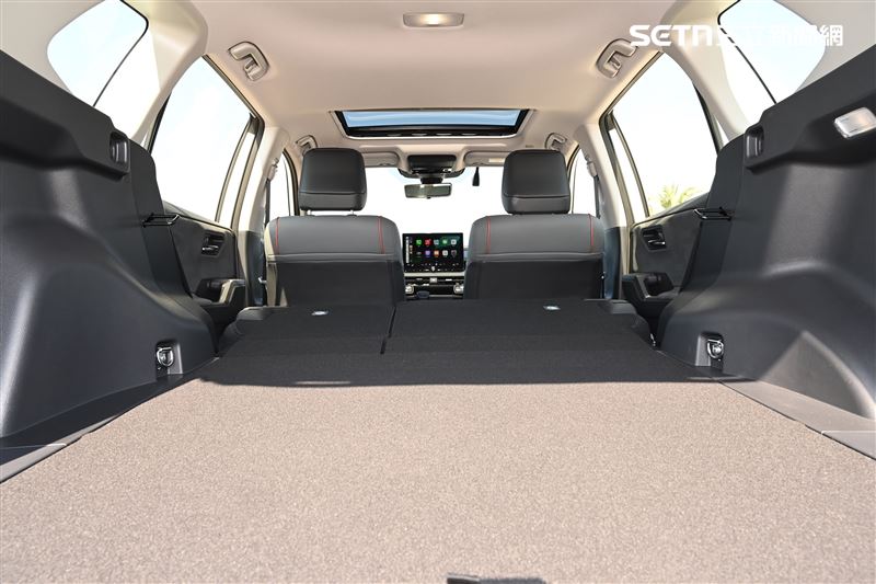 後座傾倒可以營造出平整又寬敞的置物空間。（圖／記者鍾釗榛攝影）