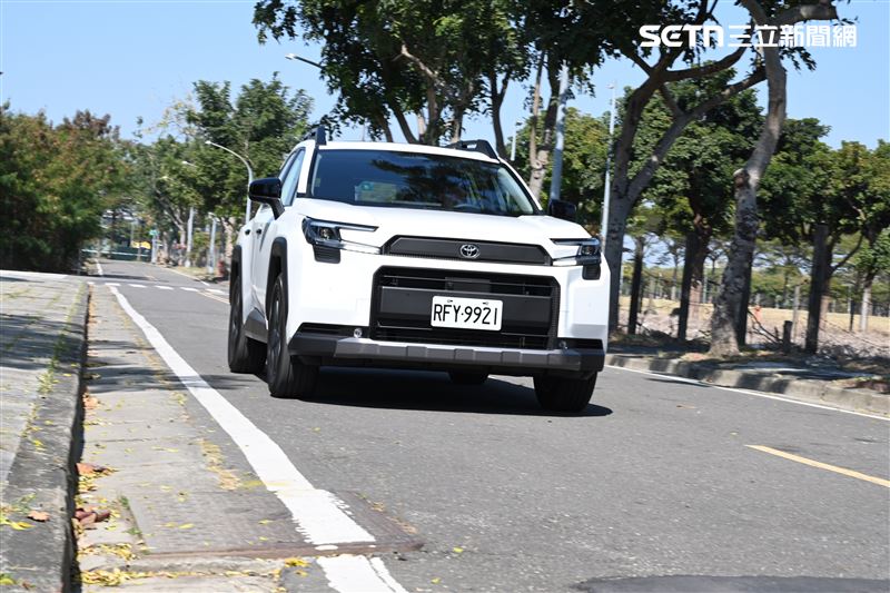 用全新電池模組與優化馬達，搭配2.5升油電系統與e-CVT變速箱，輸出239匹綜效馬力。（圖／記者鍾釗榛攝影）