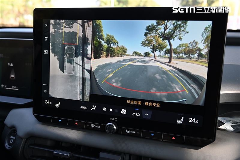 PVM環景影像加上底盤透視功能。（圖／記者鍾釗榛攝影）